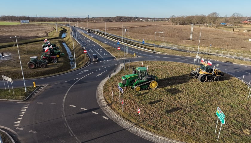 Protest rolników przy rondzie Ochotniczych Straży Pożarnych na Wschodniej Obwodnicy Wrocławia na wysokości miejscowości Kiełczówek w pobliżu wrocławskiego Wojnowa