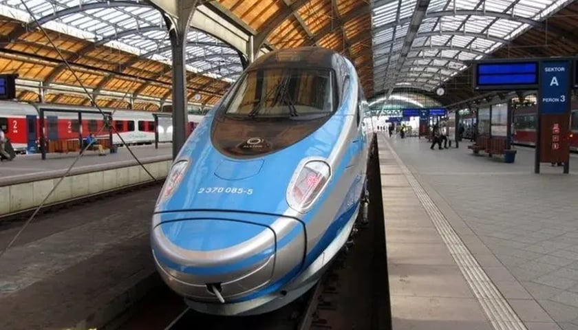 Pociąg PKP Intercity na dworcu Wrocław Główny, zdjęcie ilustracyjne