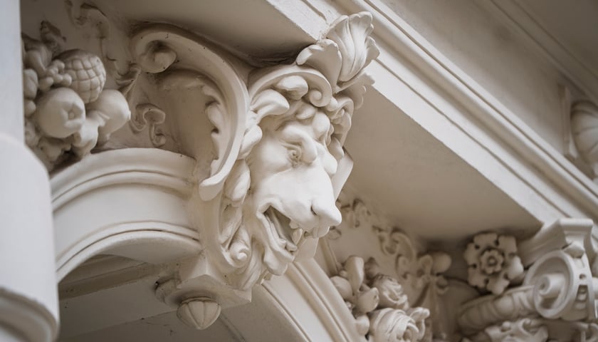 Detal architektoniczny jednej z wrocławskich kamienic, zdjęcie ilustracyjne