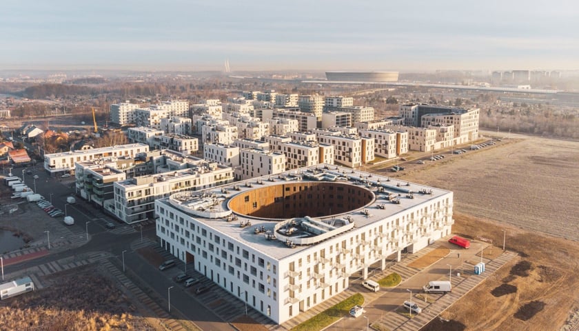 Budynek TBS Wrocław przy ul. Brzozy na Nowych Żernikach, widok z drona