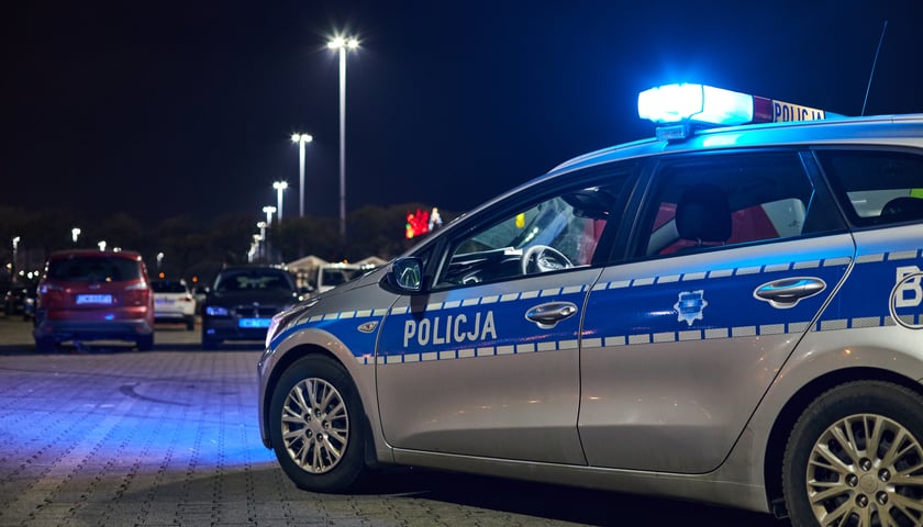 Radiowóz na niebieskich światłach