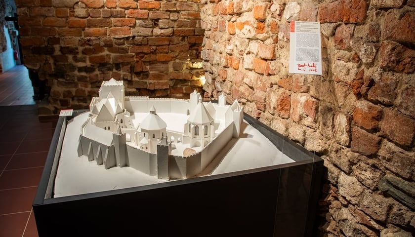 makieta Zamku Piastów Śląskich na Ostrowie Tumskim we Wrocławiu. Na zdjęciu widać model średniowiecznego zamku