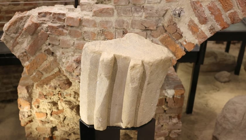 Ruiny zamku na Ostowie Tumskim i ekspozycja historyczna