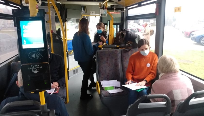 Badanie pamięci w autobusie przed wrocławskim USK