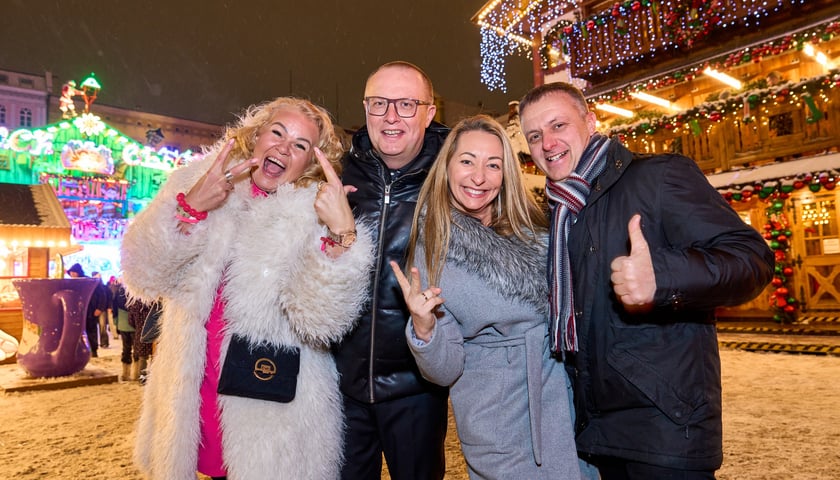 Piotr Mlak z żoną Kamilą oraz przyjaciółmi. Sylwester na wrocławskim jarmarku w Rynku