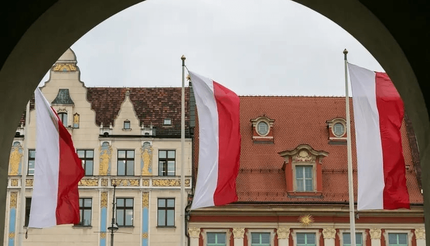 Flagi państwowe na wrocławskim Rynku