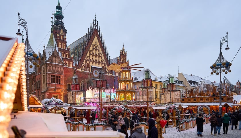 Jarmark Bożonarodzeniowy na Rynku we Wrocławiu i śnieg