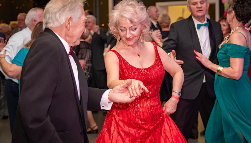 Tańczące pary podczas balu sylwestrowego w CH Zajezdnia