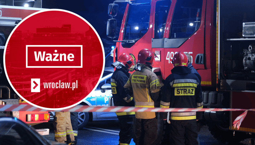 Kilku strażaków podczas akcji ratowniczej - zdjęcie ilustracyjne. w kółku z lewej napis "Ważne" na czerwonym tle