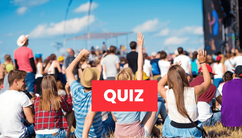 Zdjęcie ilustracyjne: ludzie siedzący na trawie i napis QUIZ