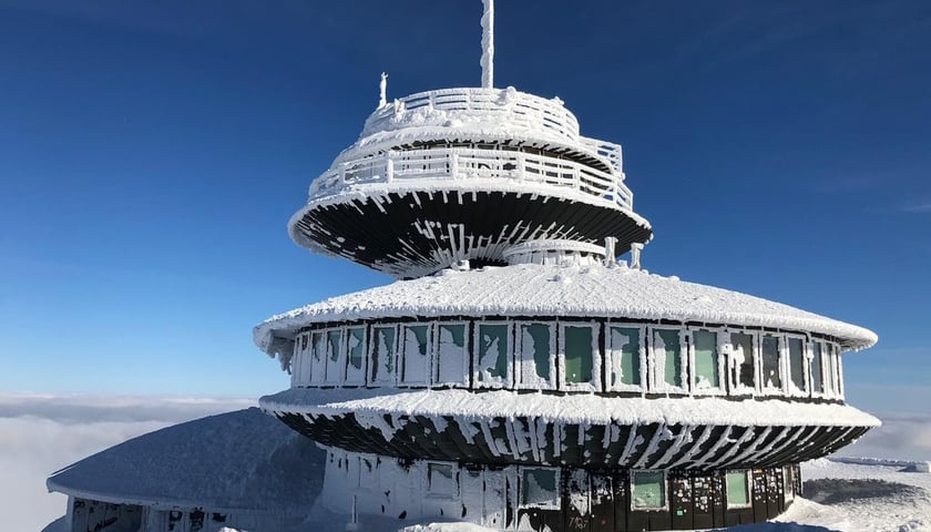 Zima na Śnieżce. Zdjęcie ilustracyjne. Na zdjęciu charakterystyczne spodki obserwatorium meteorologicznego na szczycie góry