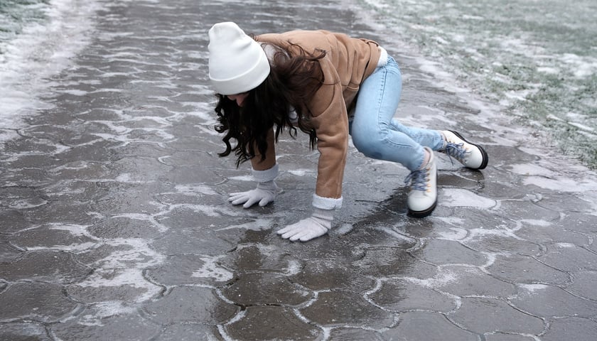 Kobieta, która poślizgnęła się na chodniku, zdjęcie ilustracyjne