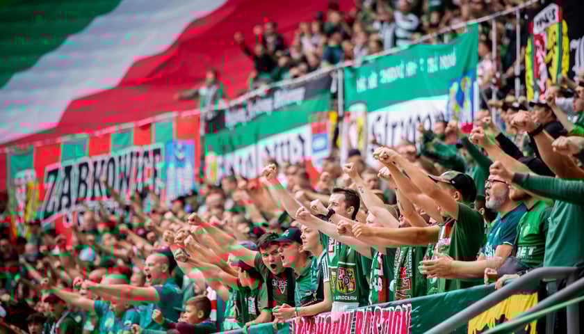 Tłum kibiców na trybunie stadionu podczas meczu. Fani Śląska Wrocław na Tarczyński Arena.