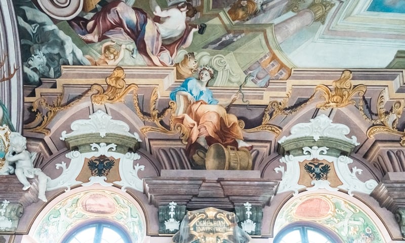 Remont Auli Leopoldyńskiej: Odnowiono największe malowidło na sklepieniu