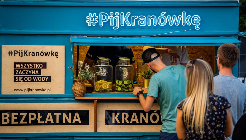 Kolejka do wody podczas festiwalu Letnie Brzmienia