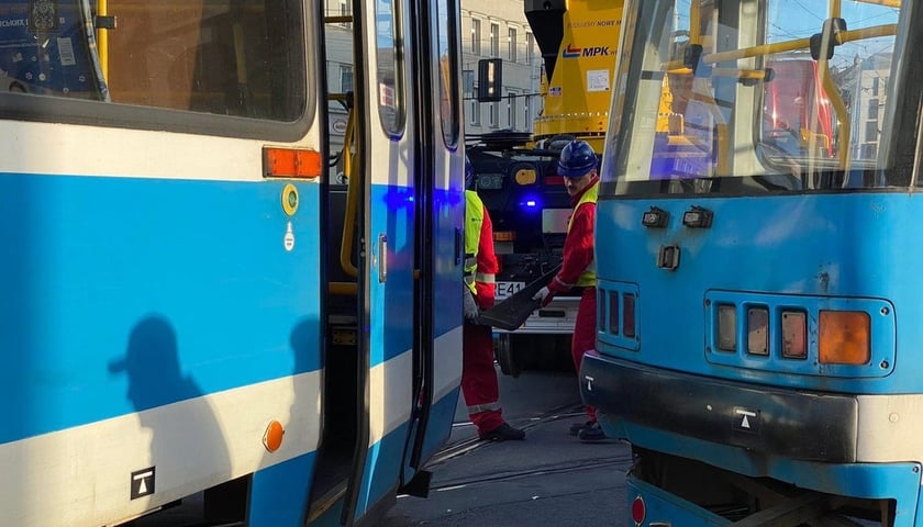 Wykolejony tramwaj, zdjęcie archiwalne, ilustracyjne