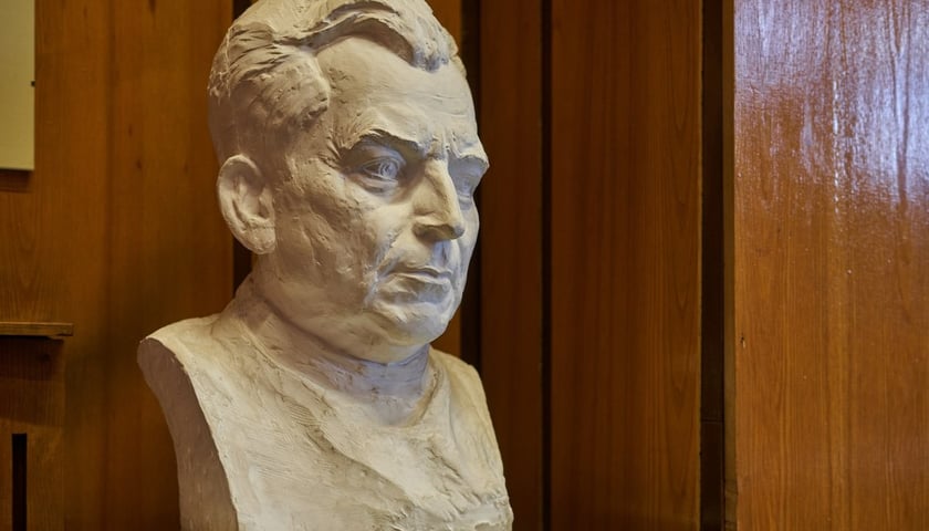 Popiersie prof. Wiktora Brossa w sali wykładowej kliniki chirurgii