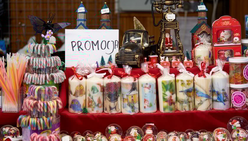 Jarmark Bożonarodzeniowy 2025 we Wrocławiu. Na zdjęciach odwiedzający i sprzedawcy na jarmarku we Wrocławiu