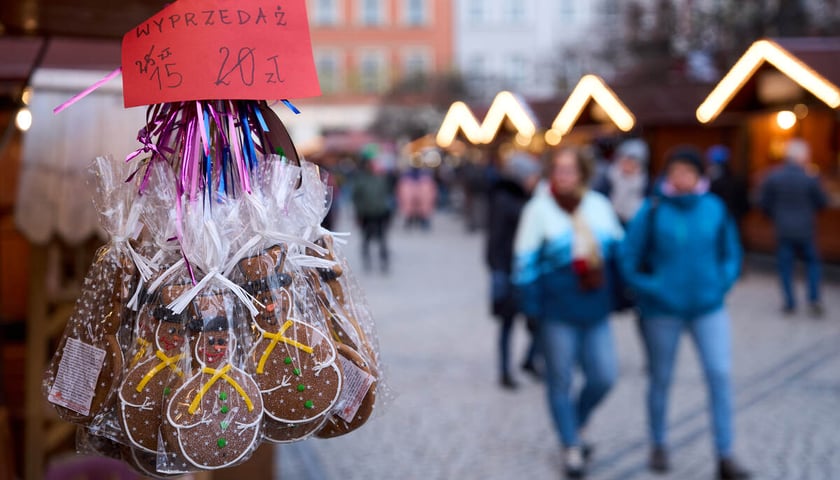 Jarmark Bożonarodzeniowy 2025 we Wrocławiu. Na zdjęciach odwiedzający i sprzedawcy na jarmarku we Wrocławiu