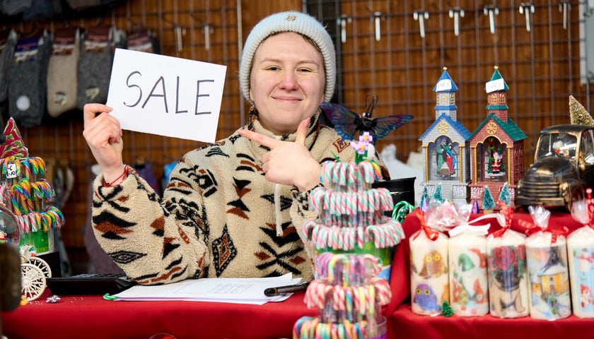 Jarmark Bożonarodzeniowy 2025 we Wrocławiu. Na zdjęciach odwiedzający i sprzedawcy na jarmarku we Wrocławiu