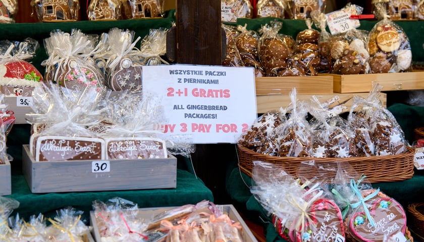 Jarmark Bożonarodzeniowy 2025 we Wrocławiu. Na zdjęciach odwiedzający i sprzedawcy na jarmarku we Wrocławiu