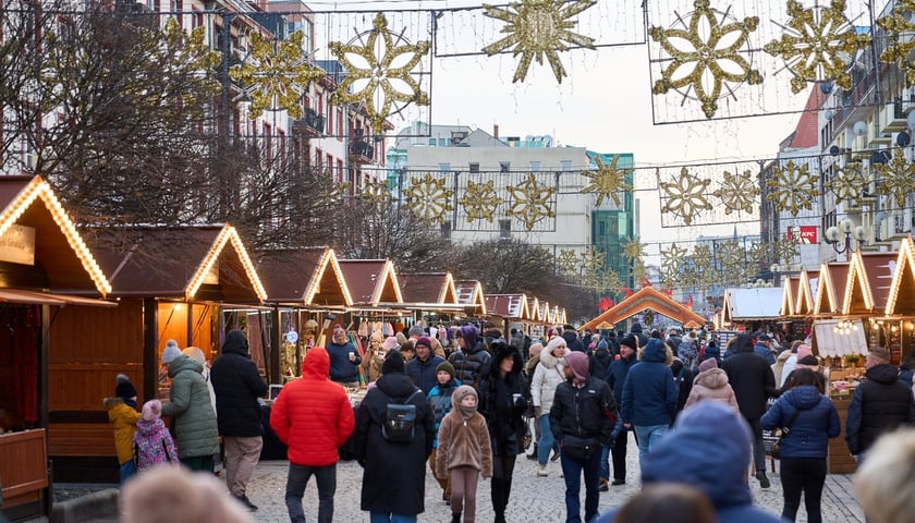 Jarmark Bożonarodzeniowy 2025 we Wrocławiu. Na zdjęciach są stoiska i odwiedzający Rynek we Wrocławiu, na którym odbywa się jarmark