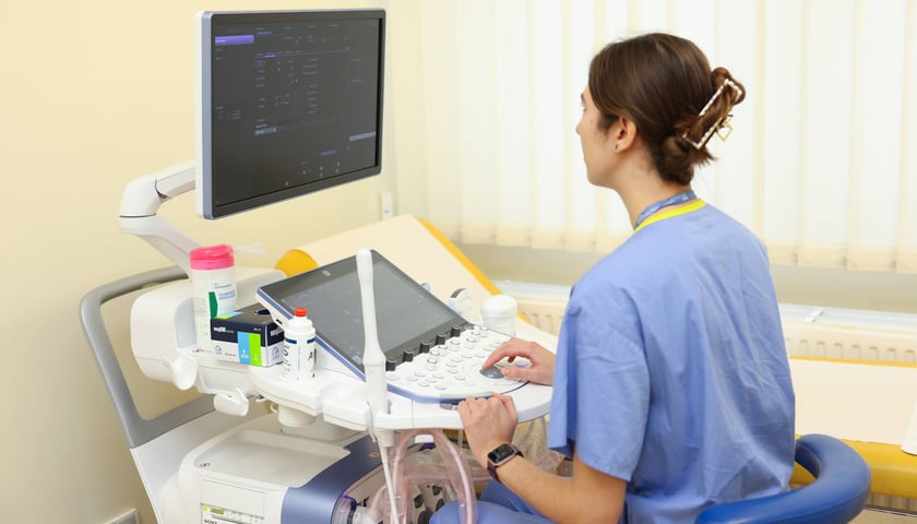 Pracownik medyczny przy nowym sprzęcie USG E22, który miasto Wrocław przekazało szpitalowi