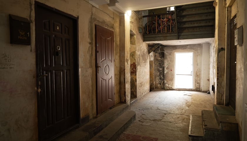 <p>Wnętrze kamienicy nr 20 przy Więckowskiego, przeznaczone do remontu</p>
