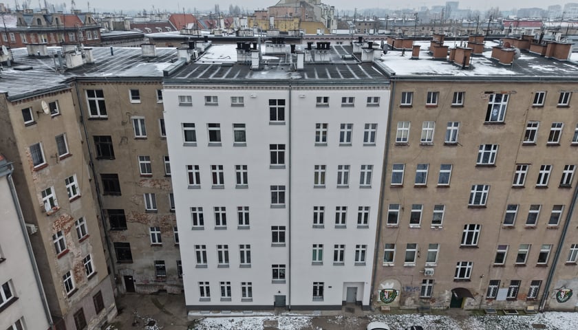 Kamienica nr 21 przy ulicy Więckowskiego na Przedmieściu Oławskim już po remoncie i termomodernizacji