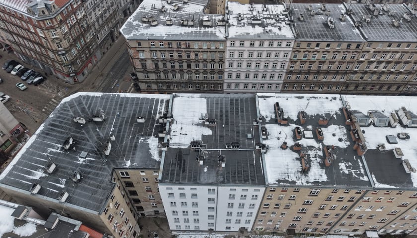 Kamienica nr 21 przy ulicy Więckowskiego na Przedmieściu Oławskim już po remoncie i termomodernizacji