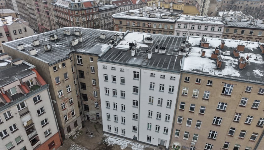 Kamienica nr 21 przy ulicy Więckowskiego na Przedmieściu Oławskim już po remoncie i termomodernizacji