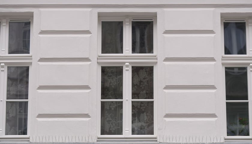 Kamienica nr 21 przy ulicy Więckowskiego na Przedmieściu Oławskim już po remoncie i termomodernizacji