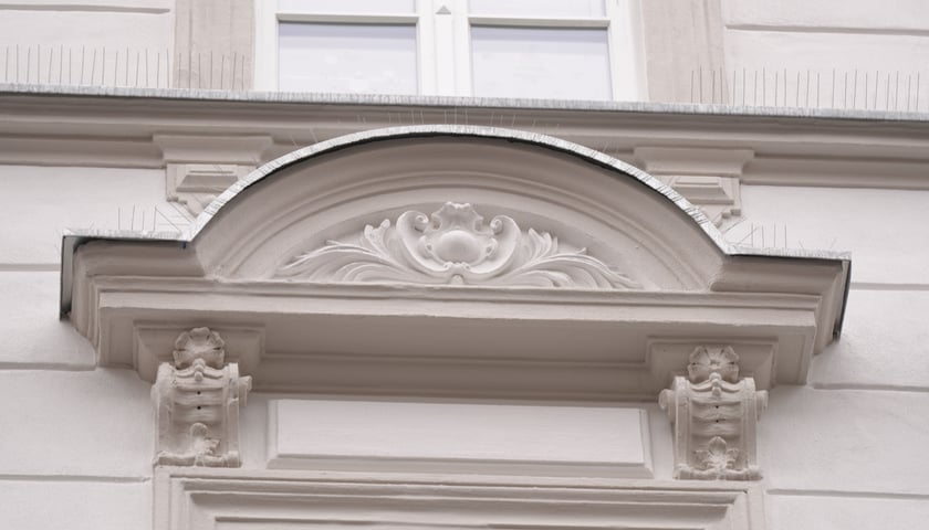 Kamienica nr 21 przy ulicy Więckowskiego na Przedmieściu Oławskim już po remoncie i termomodernizacji