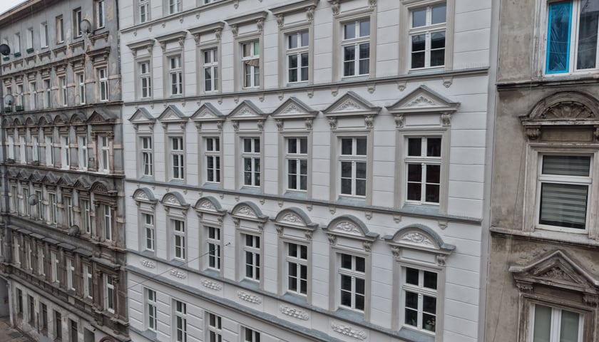 Kamienica nr 21 przy ulicy Więckowskiego na Przedmieściu Oławskim już po remoncie i termomodernizacji