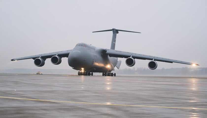 Zdjęcie ilustracyjne: Lockheed C-5M Super Galaxy na lotnisko w Rydze. Amerykańska baza wojskowa na wrocławskim lotnisku będzie zdolna do przyjmowania tych olbrzymich samolotów transportowych