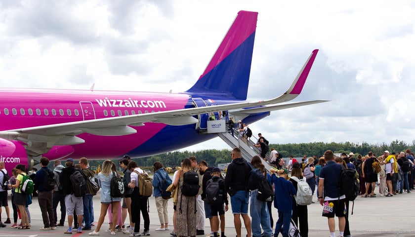 <p>Niemal 800 tysięcy pasażer&oacute;w skorzystalo z lot&oacute;w do i z Wielkiej Brytanii w 2025 roku</p>