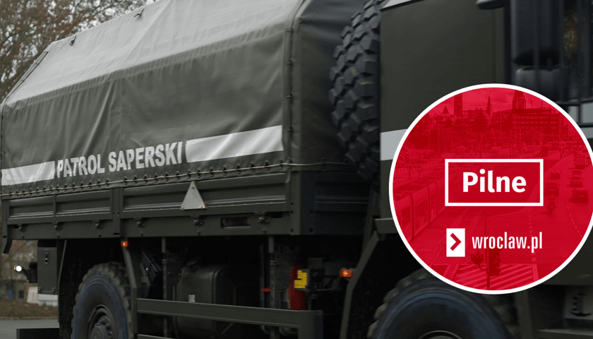Zdjęcie przedstawia ciężarówkę saperów, w kółku: tablica z napisem: Pilne