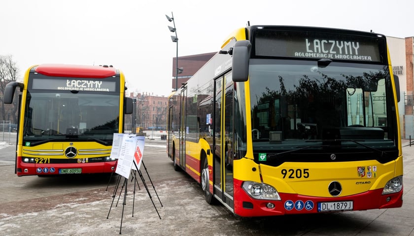 Nowe autobusy aglomeracyjne to Mercedesy z silnikami Diesla oraz elektryczne. Dwa z tych pojazdów prezentowane były na Placu Wolności 