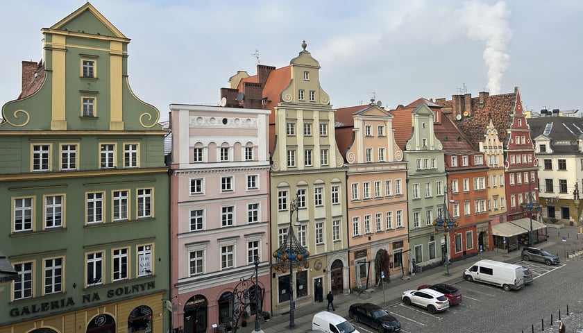 Kamienice na pl. Solnym we Wrocławiu. 8 stycznia 2026 r.: 2 poziom zagrożenia dla Wrocławia ze względu na ryzyko przekroczenia poziomu informowania pyłu zawieszonego PM10