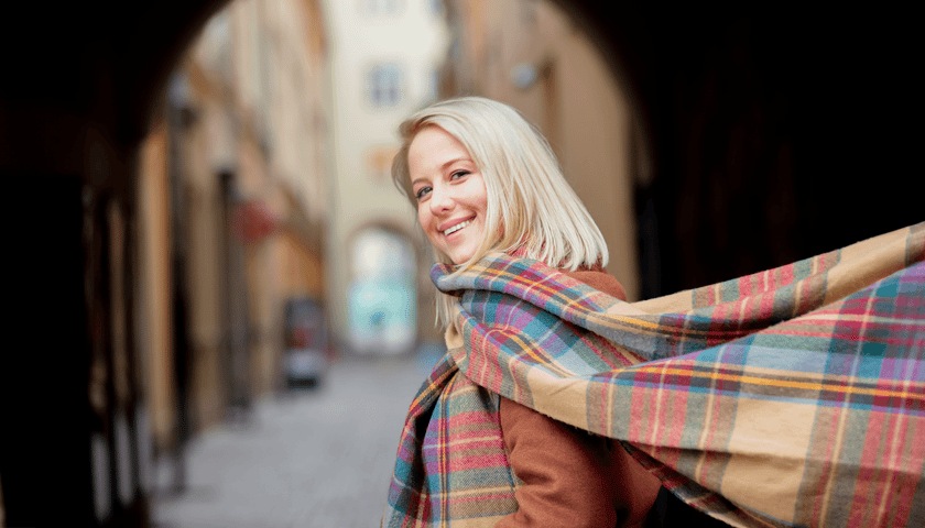 Kobieta z długim szalikiem na wrocławskim Rynku, zdjęcie ilustracyjne