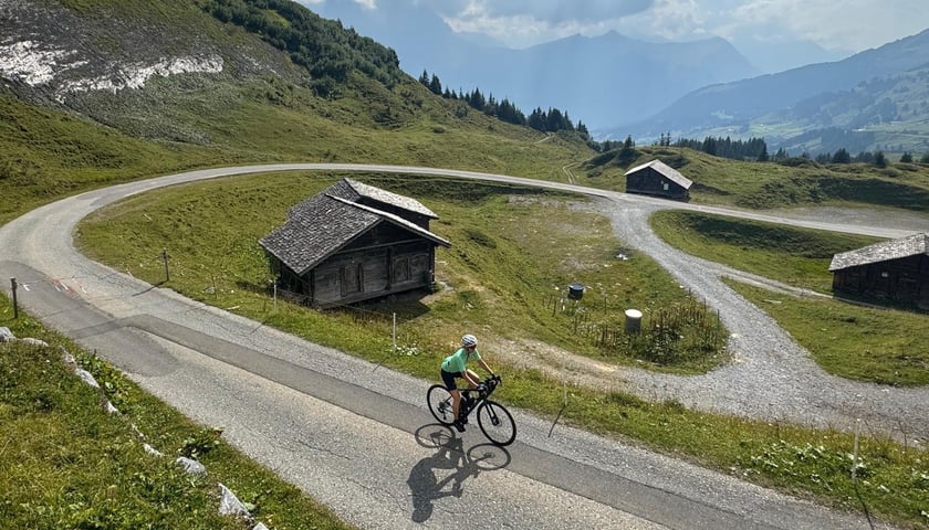 Julia Rokicka na rowerze na górskiej trasie