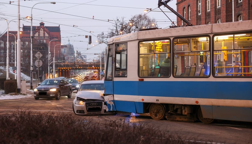 Zderzenie samochodu z tramwajem, 08.01.2026