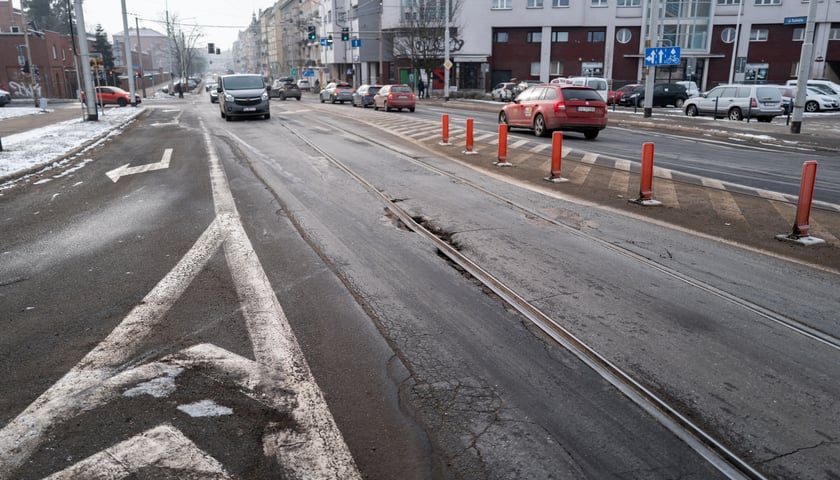 Remont torowiska na ulicy Trzebnickiej będzie dla MPK największym wyzwaniem inwestycyjnym w 2026 roku. Na zdjęciu z 9 stycznia obecny stan torów