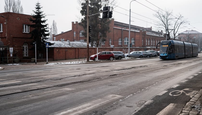 Remont torowiska na ulicy Trzebnickiej będzie dla MPK największym wyzwaniem inwestycyjnym w 2026 roku. Na zdjęciu z 9 stycznia obecny stan torów