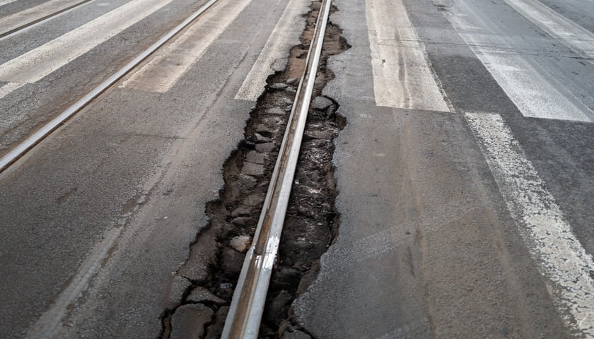 Remont torowiska na ulicy Trzebnickiej będzie dla MPK największym wyzwaniem inwestycyjnym w 2026 roku. Na zdjęciu z 9 stycznia obecny stan torów