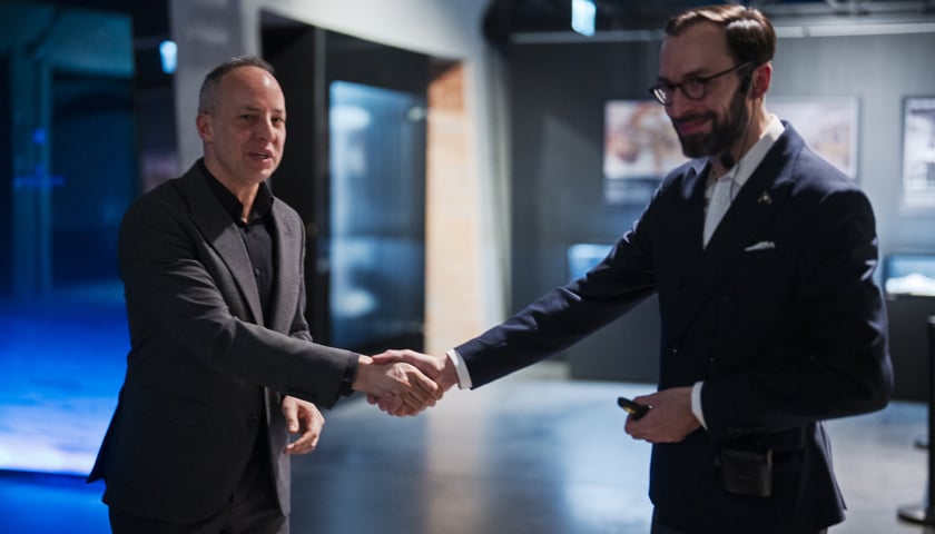 Przemysław Gałecki, wiceprezes MPWiK oraz Krzysztof Mędrala, kolekcjoner. Wernisaż wystawy „W cieniu gigantów:  Titanic, Britannic, Olympic" w Hydropolis