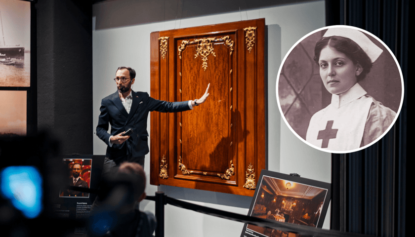 Krzysztof Mędrala, członek British Titanic Society oraz Swiss Titanic Society, właściciel prezentowanych zbiorów oprowadza po wystawie. Z prawej w kółku czarno-biały portret Violet Jessop w stroju pielęgniarki.