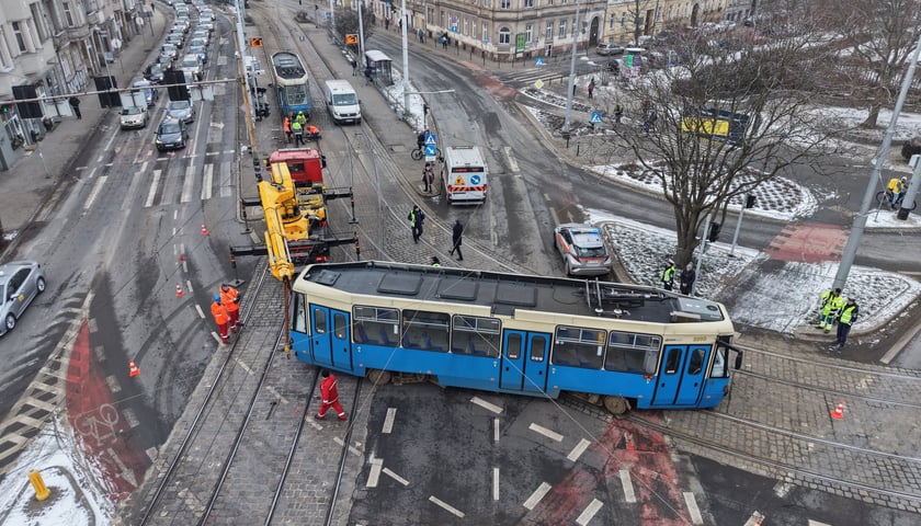 Wykolejony tramwaj na skrzyżowaniu Pomorska/Dubois - 9 stycznia 2026 r.
