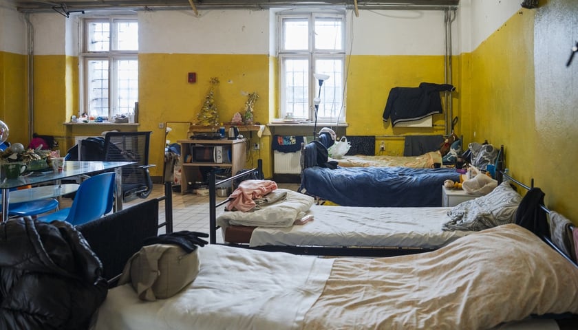 Noclegownia dla mężczyzn Towarzystwa Pomocy im. Św. Brata Alberta przy ul. Małachowskiego we Wrocławiu. Na zdjęciu sala z ustawionymi rzędem łóżkami