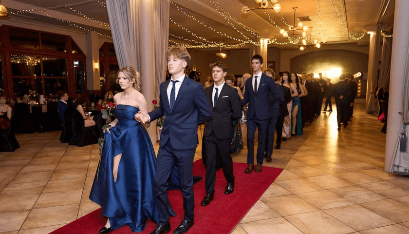 Oficjalna częśc studniówki ZS 6 we Wrocławiu, uczniowie tańczą poloneza